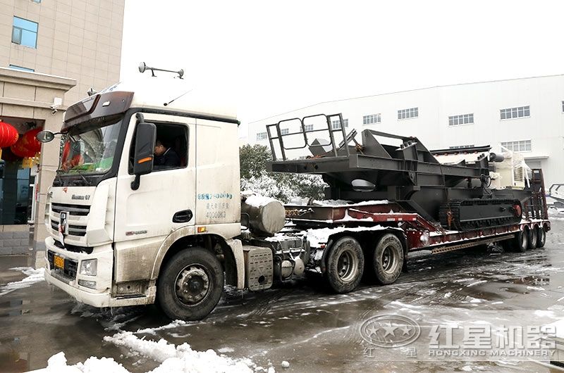 紅星履帶式移動(dòng)破碎機(jī)出貨忙 紅星履帶式移動(dòng)破碎機(jī)出貨忙