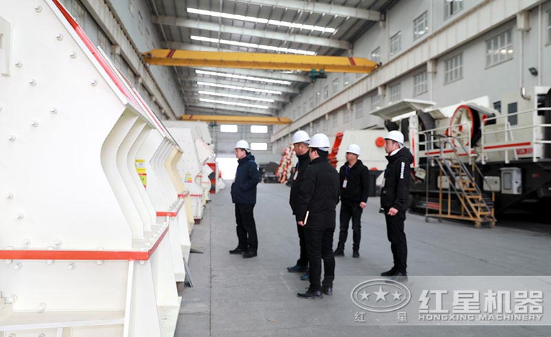 客戶(hù)到廠考察各種砂石設(shè)備 客戶(hù)到廠考察各種砂石設(shè)備