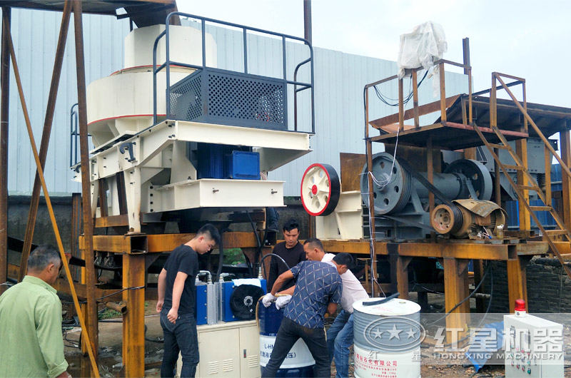 河卵石制砂生產(chǎn)現(xiàn)場(chǎng) 河卵石制砂生產(chǎn)現(xiàn)場(chǎng)