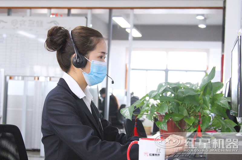 24小時客服全身心工作，用專注點亮了責任