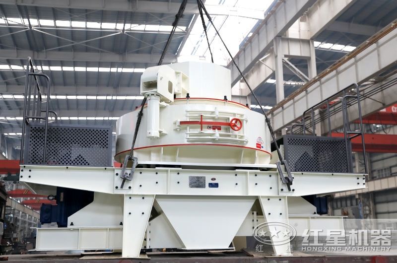 VSI制沙機吊起準(zhǔn)備裝車發(fā)貨中 VSI制沙機吊起準(zhǔn)備裝車發(fā)貨中