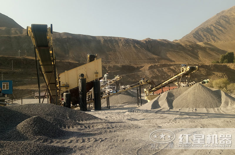 日產(chǎn)1000T的磕沙生產(chǎn)現(xiàn)場 日產(chǎn)1000T的磕沙生產(chǎn)現(xiàn)場