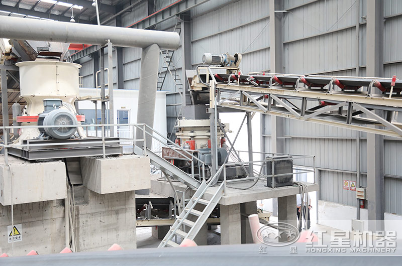 硅礦石破碎生產(chǎn)現(xiàn)場 硅礦石破碎生產(chǎn)現(xiàn)場