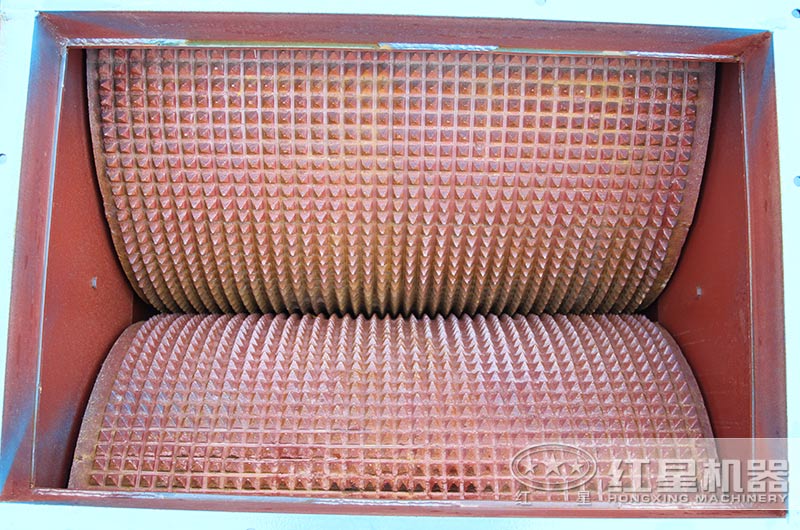 相向轉(zhuǎn)動(dòng)的兩輥?zhàn)?，調(diào)節(jié)其間隙可改變出料