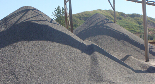 時產(chǎn)50噸對輥式制砂機工作視頻放送，多角度了解設備生產(chǎn)