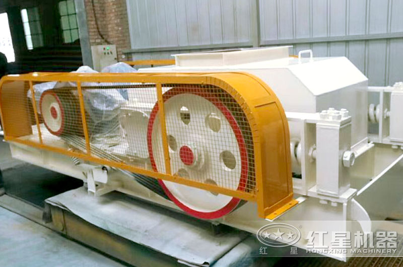 時產(chǎn)50噸對輥式制砂機工作視頻放送，多角度了解設備生產(chǎn)